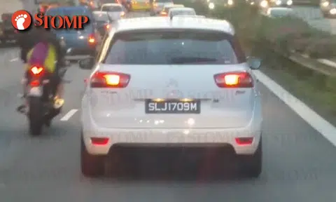 Driver of Citroën of SLJ1709 refuses to give way to ambulance -- despite siren and horn blaring