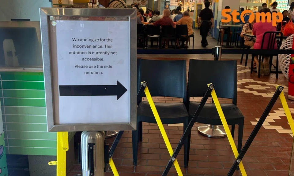 Sign informing Food Junction Rivervale Mall diners to use the side entrance