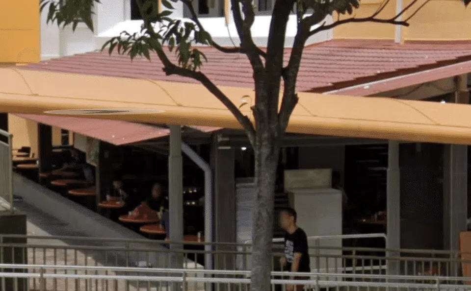 The coffee shop at 122 Ang Mo Kio Avenue 3 allows smoking at selected tables.