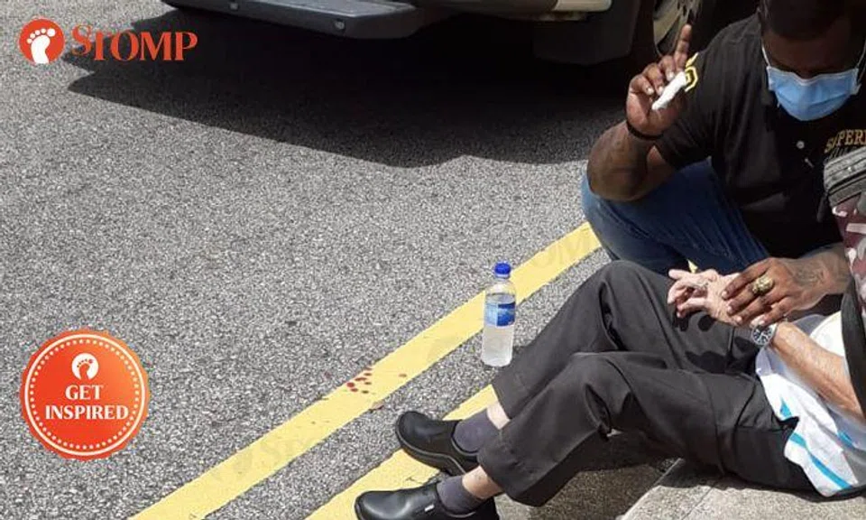Elderly man trips and falls in Chinatown: Kind soul carries him to roadside, helps to stop bleeding