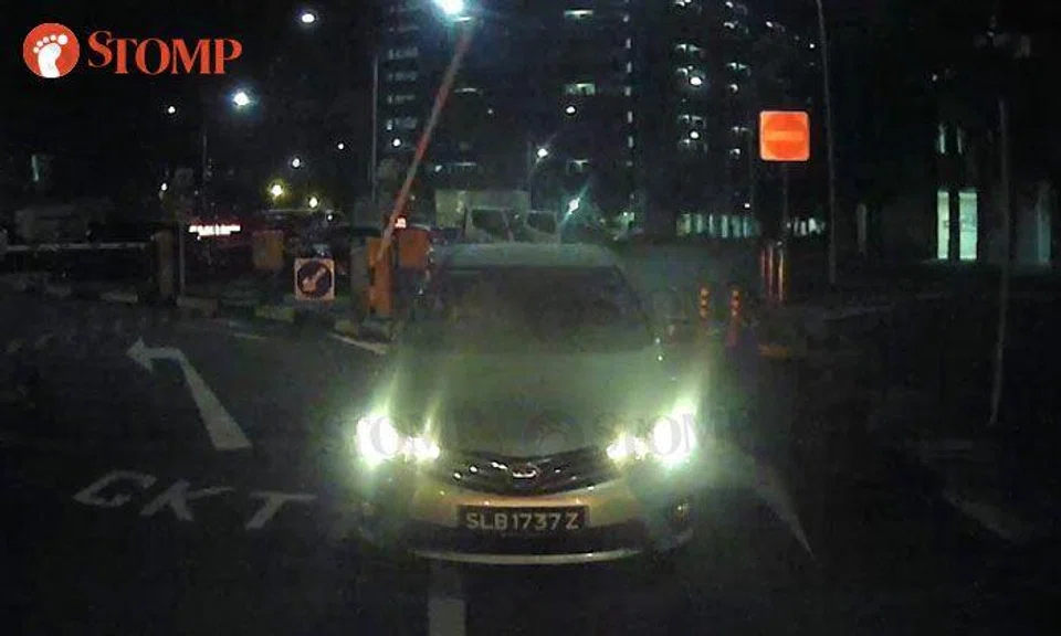 Super 'cheapskate' motorist tailgates driver out of CCK gantry without paying for parking