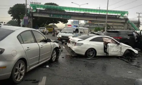 Thai wife rams Toyota into husband's Mercedes-Benz after seeing him with his mistress
