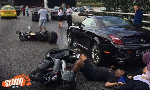 3 injured after accident involving 2 motorcycles and a car outside CTE tunnel