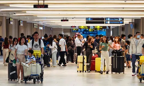 Plane passenger gets notifications someone using her missing debit card to shop at airport, calls cops