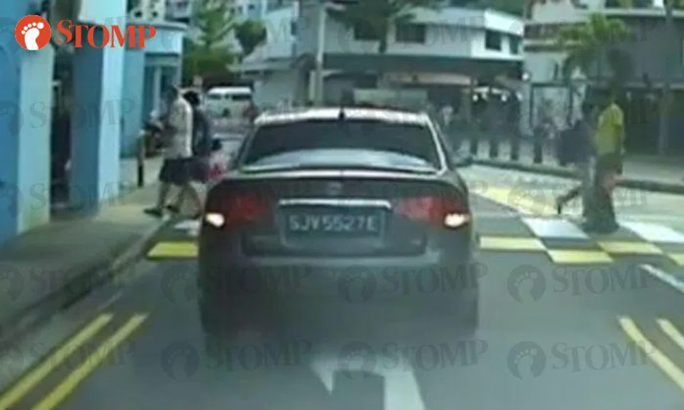 Drivers, please let pedestrians finish crossing road first instead of being 'kanchiong'