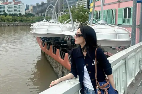 Dara on the iconic Read Bridge at Clarke Quay.