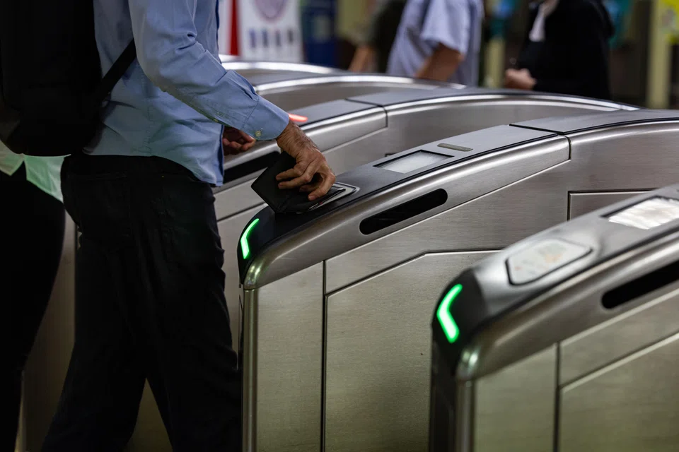 The programme is aimed at encouraging passengers to avoid the busier segments of the MRT network in north-eastern Singapore during the morning rush period.