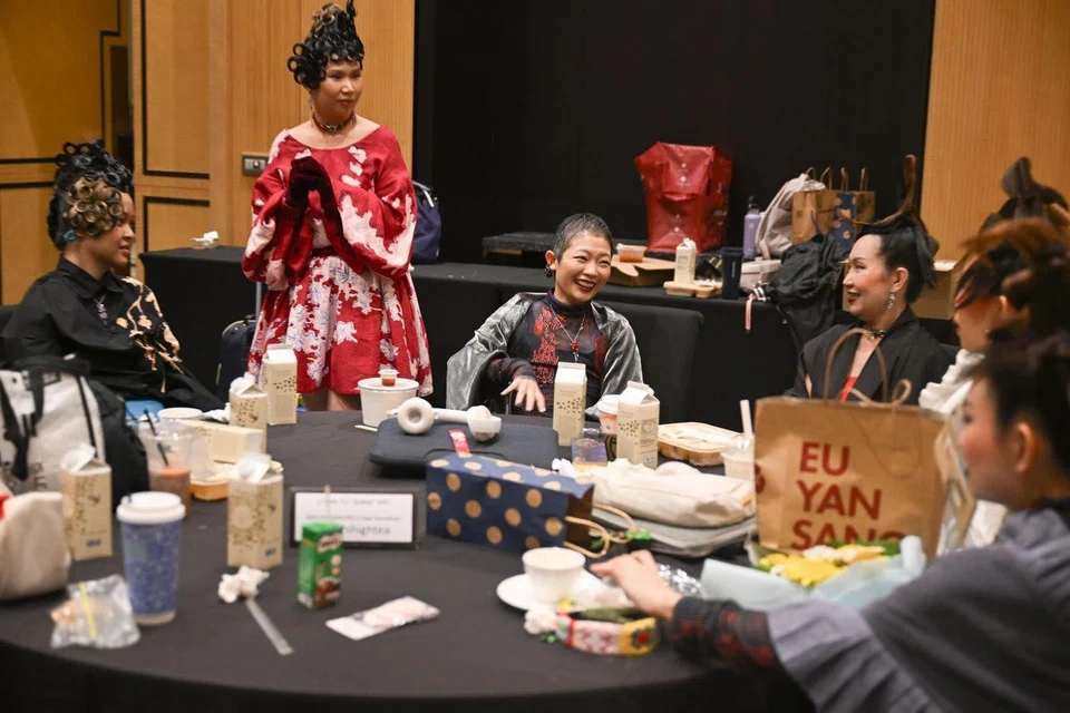 Ms Lim mingling with other “pink warriors” while resting in between her runway segments.