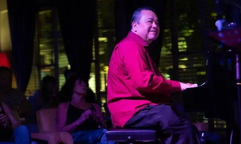 Singapore’s king of swing Jeremy Monteiro has lamented the state of the local music and gig-playing scene, pointing out how stagnant musicians’ wages have been over the years. Photo: Lianhe Zaobao