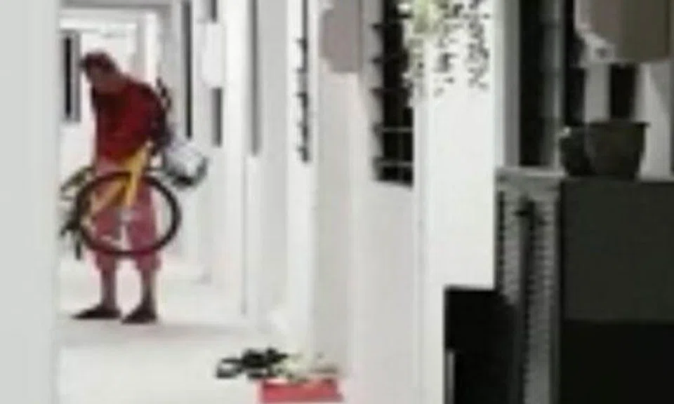 Dhanaraj was about to throw a second ofo bike down when a resident spotted him. PHOTO: SHIN MIN DAILY NEWS