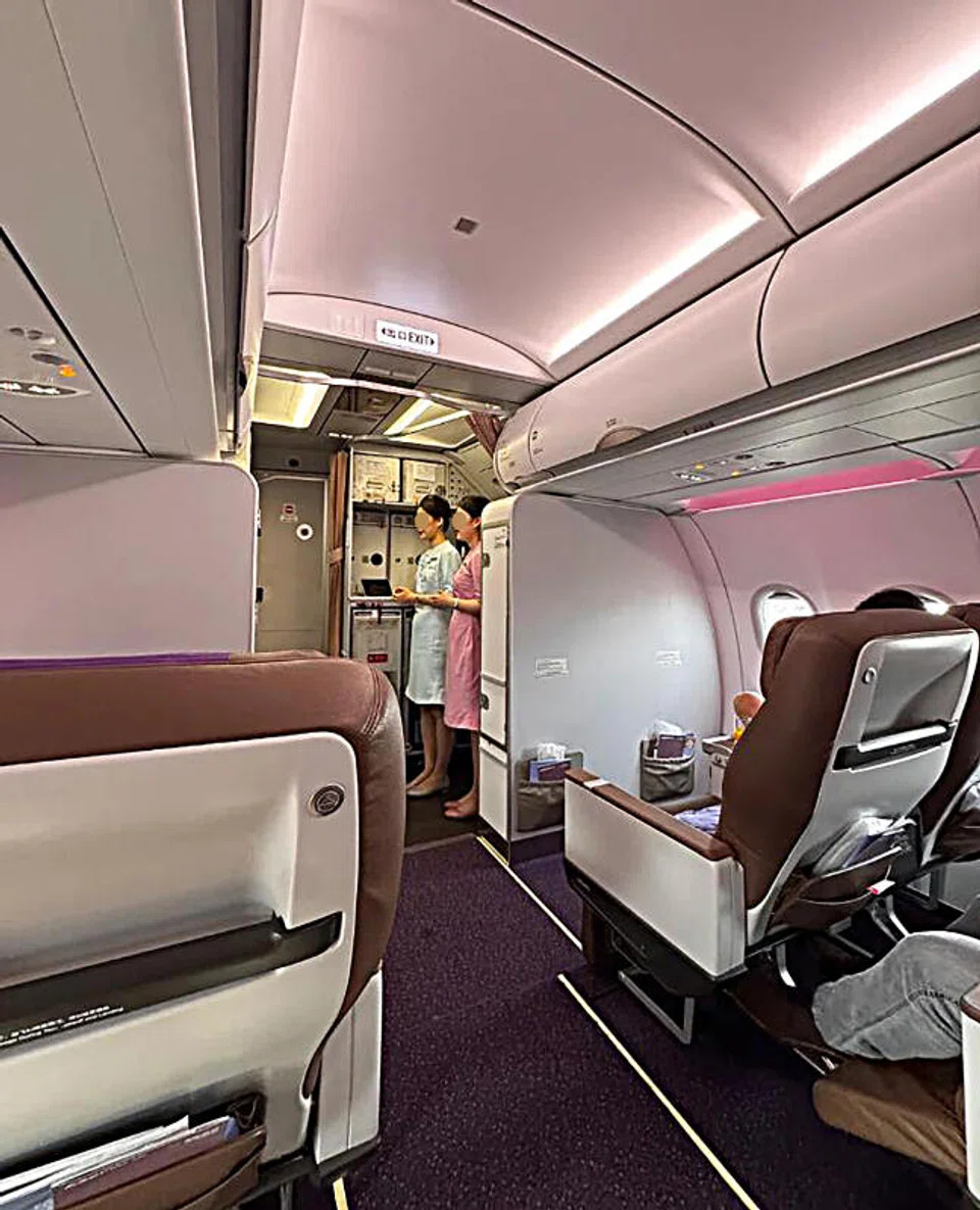 Li Xin later told him that although her flight had landed in Singapore, she was detained by customs for carrying too much cash, sending him photos of an airport and airplane cabin as proof.