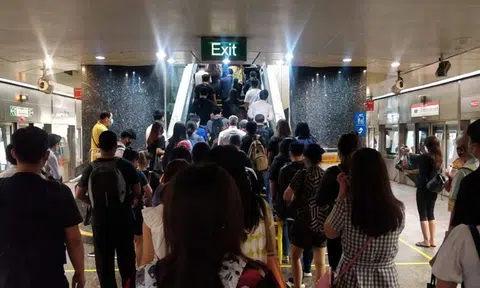 Huge crowd at Orchard MRT Station after train fault on North South Line