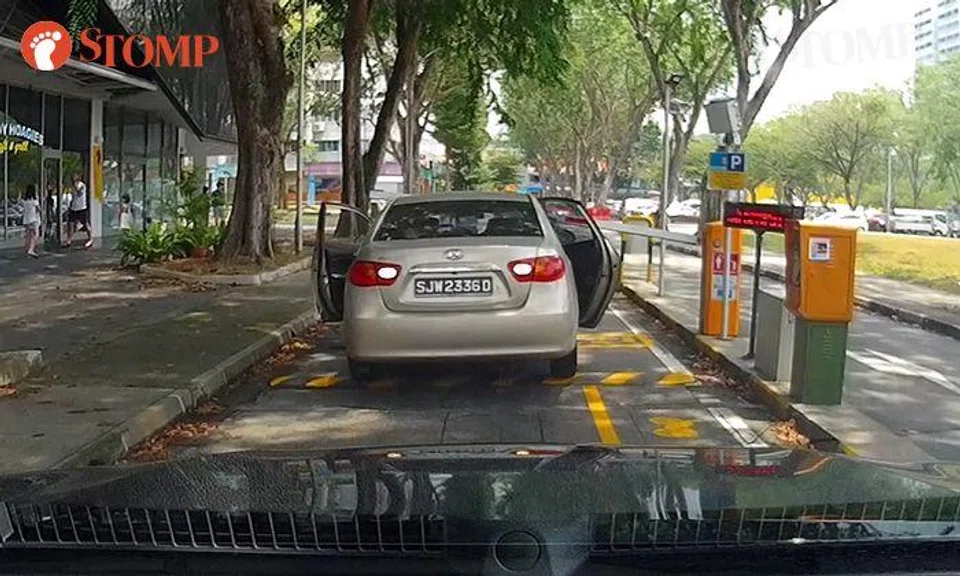 Barrier arm hits car bonnet after driver fails to stop at gantry in Ang Mo Kio