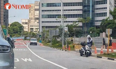 Stomper Alex shared photos of the officer and his motorcycle parked on the side of River Valley Green at around 2:38pm.