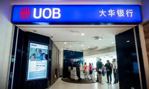 Bank stops elderly woman from withdrawing over $30,000 for daughter who threatened suicide