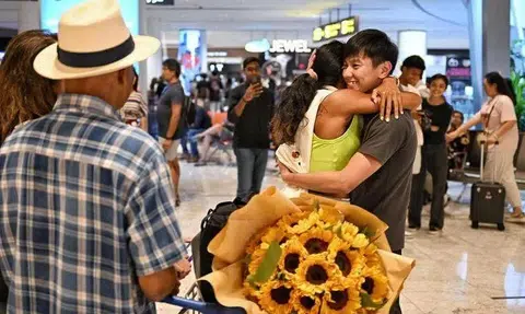 Tan Zong Yang embracing sprinter Shanti Pereira after she returned from the World Athletics Championships in 2023.