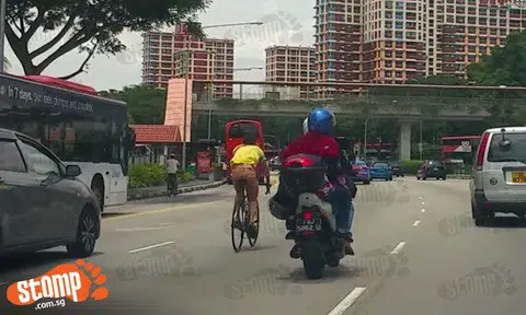 Reckless cyclist speeds in middle lane at Jln Eunos, forcing drivers to give way