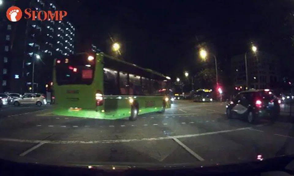 Bus cuts across multiple lanes to make right turn at Tampines junction