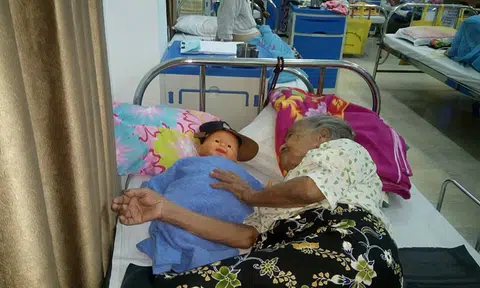 Elderly Burmese woman's last request before moving to old folks' home will break your heart