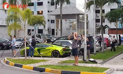 Nice Lambo over there, but these folks at Yishun St 11 have their eyes glued to something else