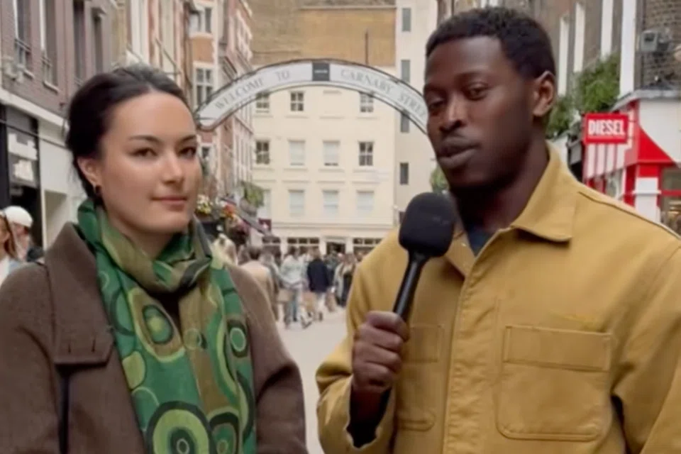 The woman earned praise from netizens for her polished accent and her beauty. 