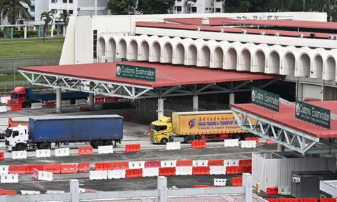 M'sian lorry found with 3,450 sachets of chewing tobacco at Woodlands Checkpoint, driver charged