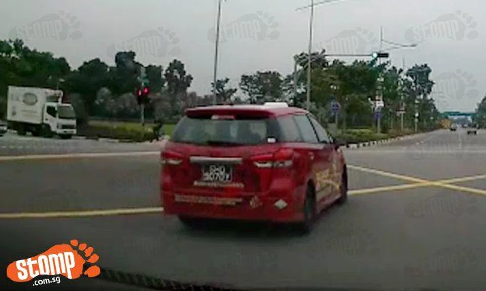 Driver forced to jam on brakes to avoid accident, because of reckless cabby on wrong lane