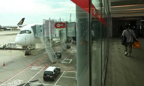 Aussie boarding flight at Changi Airport allegedly says he wants to crash plane, gets escorted off