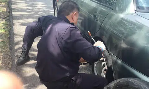 Kind police officers come to the rescue after Malaysian woman's car tyre gets punctured on highway