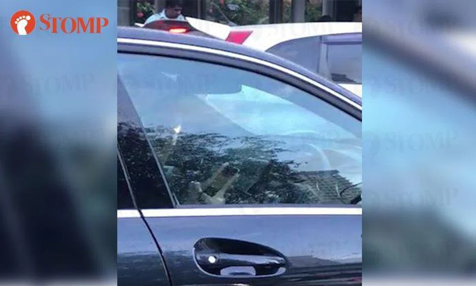 Can this woman decide on whether she wants to drive or use her phone?