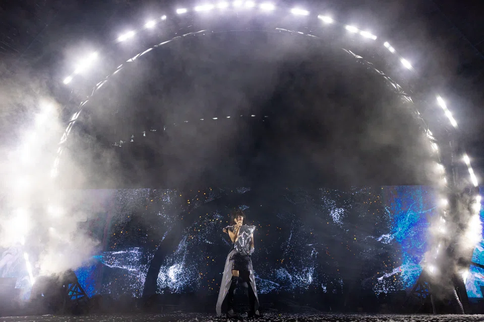 Sun performing the number Kepler (2014). The costumes, stagecraft and production effects all added to the experience.