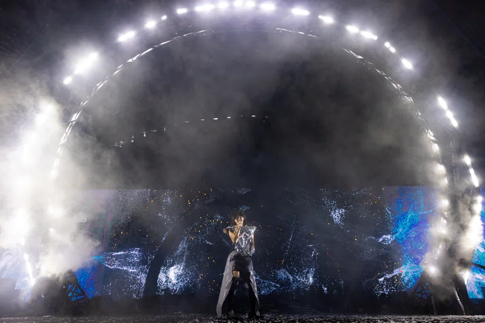 Sun performing the number Kepler (2014). The costumes, stagecraft and production effects all added to the experience.