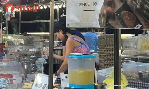 Stomper Kyle shared a photo of actress Fang Rong at the pasar malam stall.
