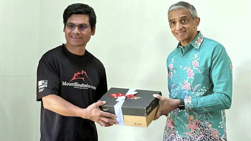 Singapore's High Commissioner to Malaysia Vanu Gopala Menon presented shoes to the members of the Kinabalu Mountain Guides Association to honour their actions following the 2015 Sabah earthquake.