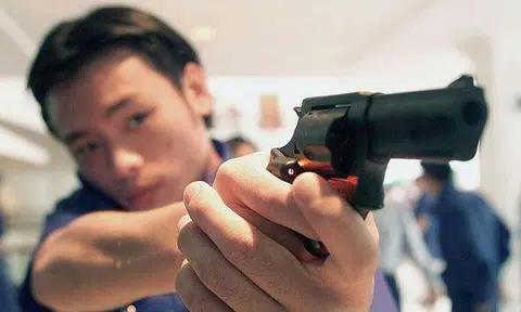 The Taurus M85 revolver officers use can hold five rounds of ammunition, but semi-automatic pistols can hold up to 17.PHOTO: LIANHE ZAOBAO FILE