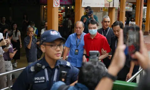 Cops take Maxwell Food Centre murder suspect back to crime scene as more than 20 people watch