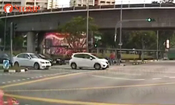 Driver keeps going despite red light -- and nearly crashes into car | STOMP