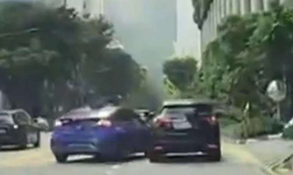 Taxi makes sudden right turn and hits Honda Vezel at Pickering Street