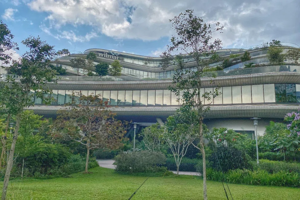 Wilmar has issued a statement saying that a man in widely circulated photos of a dinner with convicted Fujian gang member Su Haijin has been wrongly identified as its chairman and CEO.