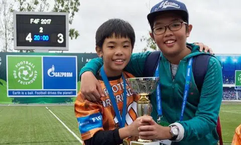 Photo: Shin Min Daily News. The boy (left) and his twin brother (right)