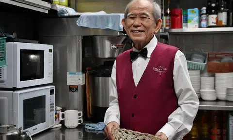 Why this 85-year-old waiter does not want to retire