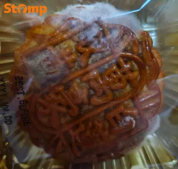 Hotel mooncakes turn mouldy before expiry date