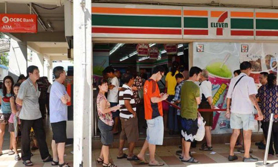 16-year-old arrested for robbing $230 from 7-Eleven store in Yishun with knife