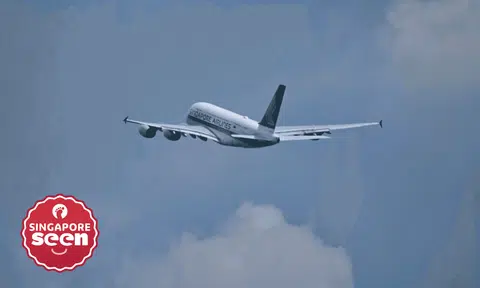 SIA passenger using toilet embarrassed after 2 people open door due to malfunctioning lock