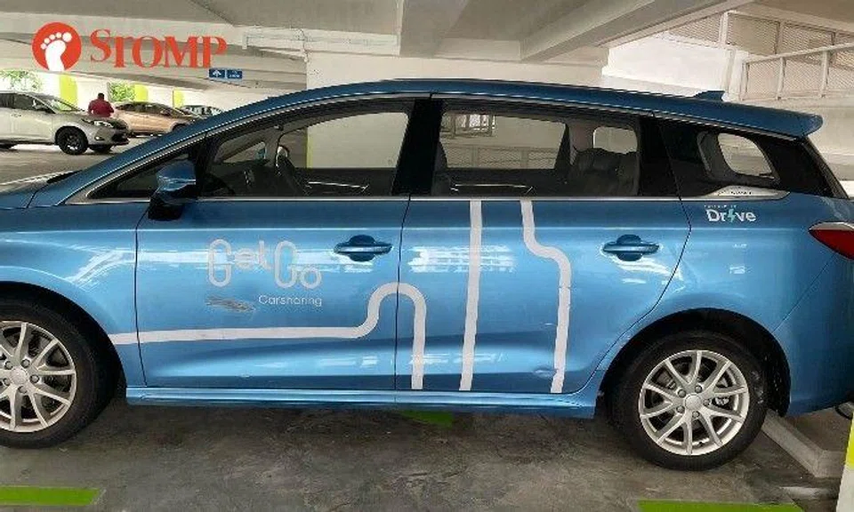 Stomper Andy shared photos of the damage to the left side of the BYD e6 electric vehicle.