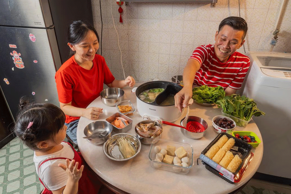 Senior SBS Transit bus captain Chen Jia Yong with his wife Xie Li Qin and their seven-year-old daughter Chen Ai Sha. 