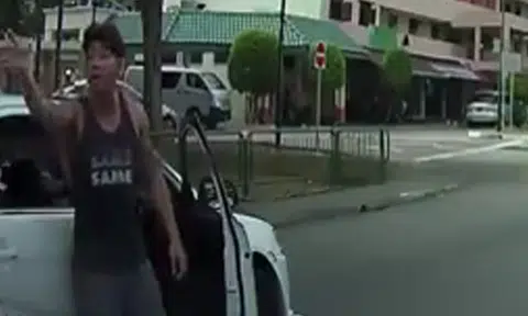 Man exits car to scold driver during road dispute at Chai Chee Avenue