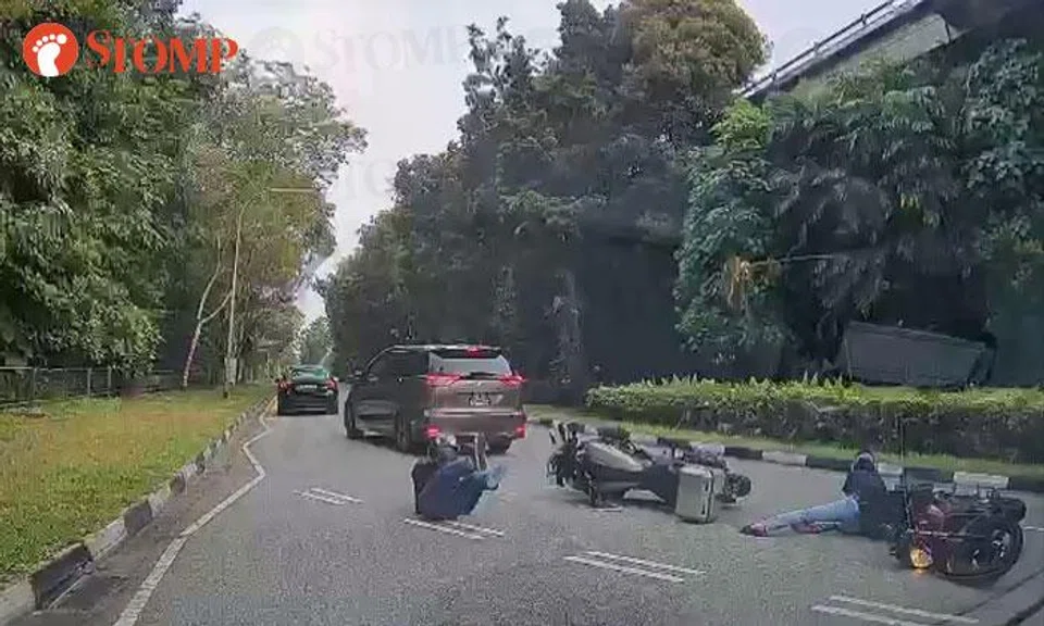 Video shows driver causing chain collision involving 2 cars and 2 motorcycles on slip road to SLE