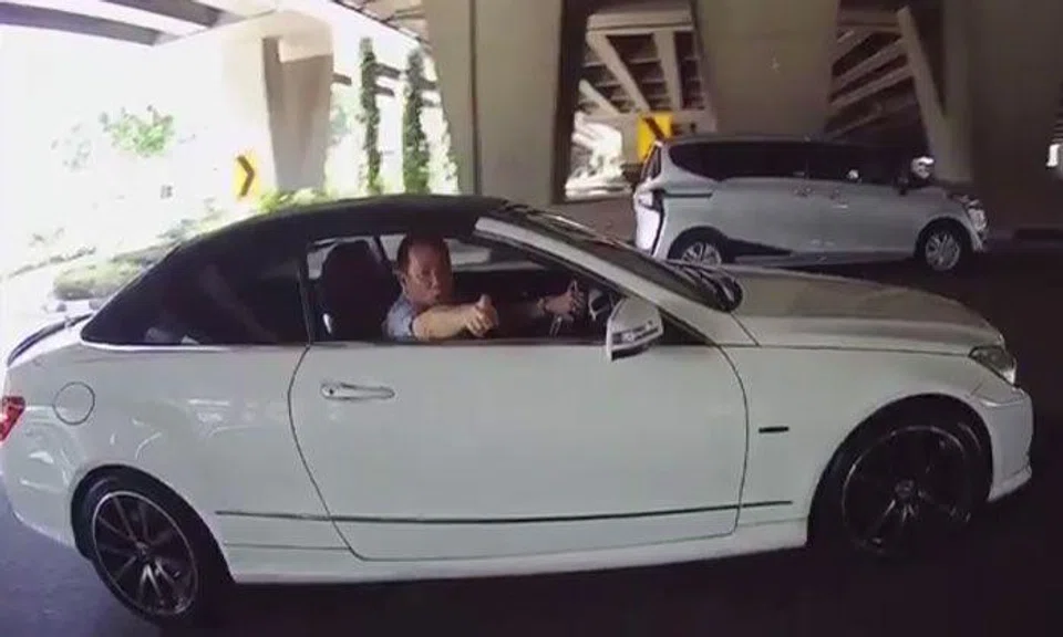 Merc driver cuts across 4 lanes without signalling then gestures angrily at biker at Jalan Toa Payoh