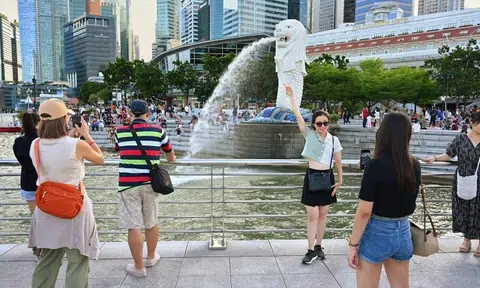 Travellers from China go bankrupt after visiting Singapore? One spent $280 in a day here
